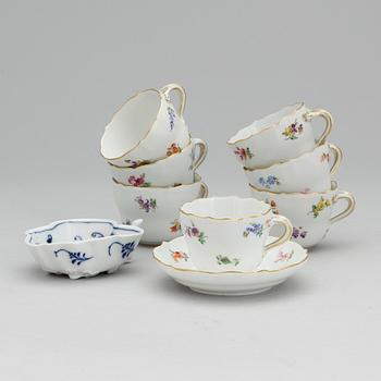 KAFFEKOPPAR, 7 st, samt ett fat och skålfat, porslin, Meissen, 1900-tal.