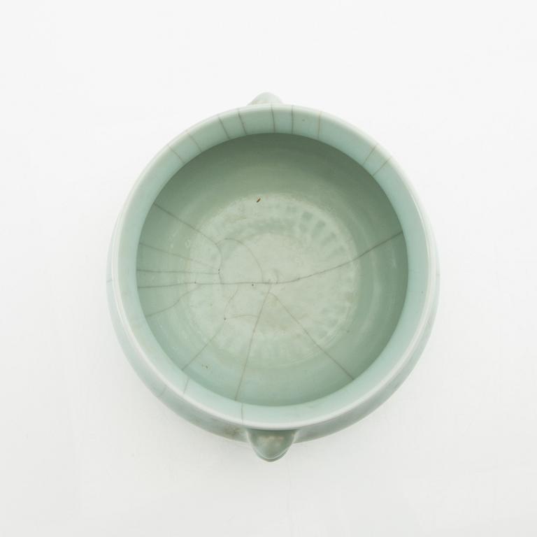 Incense burner China early 20th century porcelain.