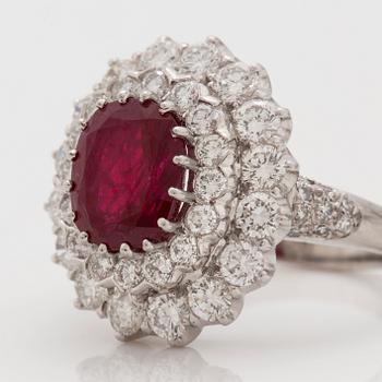 RING med obehandlad burmesisk rubin, 4.33 ct, samt briljantslipade diamanter. Certifikat från SSEF.