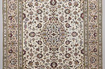 A carpet, Kashan, ca 298 x 197 cm.