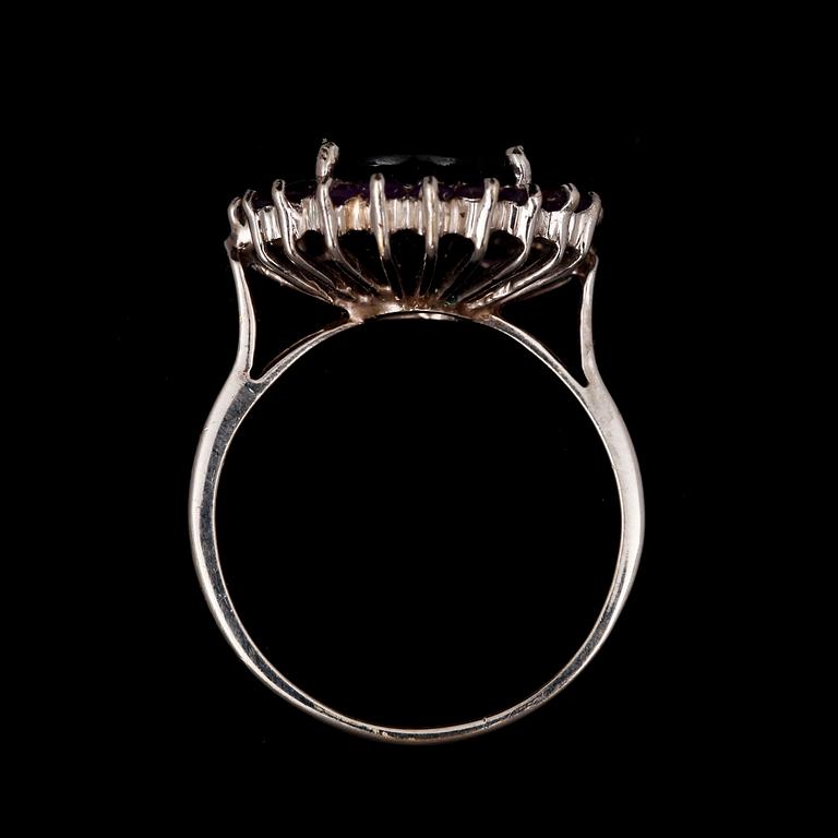 RING, 18k vitguld med fasettslipade ametister. Vikt 6 g.