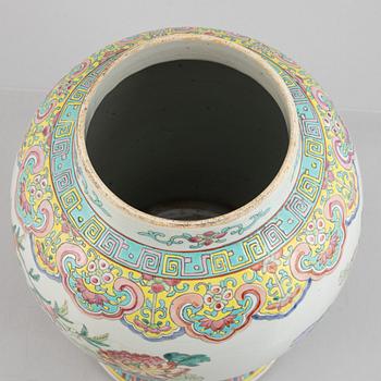 A famille rose 'rooster' jar with cover, Qing dynasty, circa 1900.
