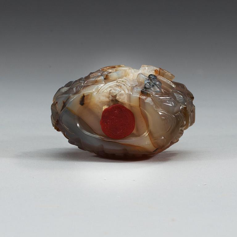 An agate and nephrite snuff bottle with stopper.