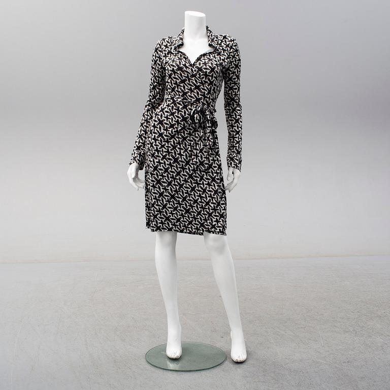 DIANE VON FÜRSTENBERG, a wrap-dress, size 8.