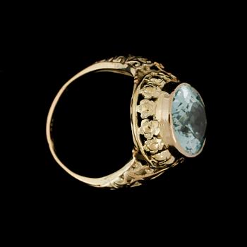 RING, 14k guld med blågrön troligen spinell, omkring 1900. Vikt 5,1g.