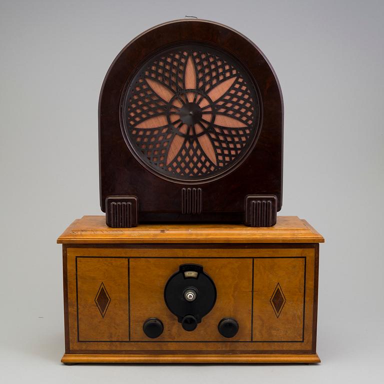 A radio and a loudspeaker, including Philips, 1930´s/40´s.