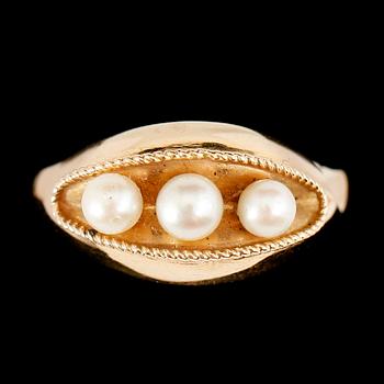 RING SAMT ÖRHÄNGEN, 1 par, 18 k guld, med odlade pärlor.