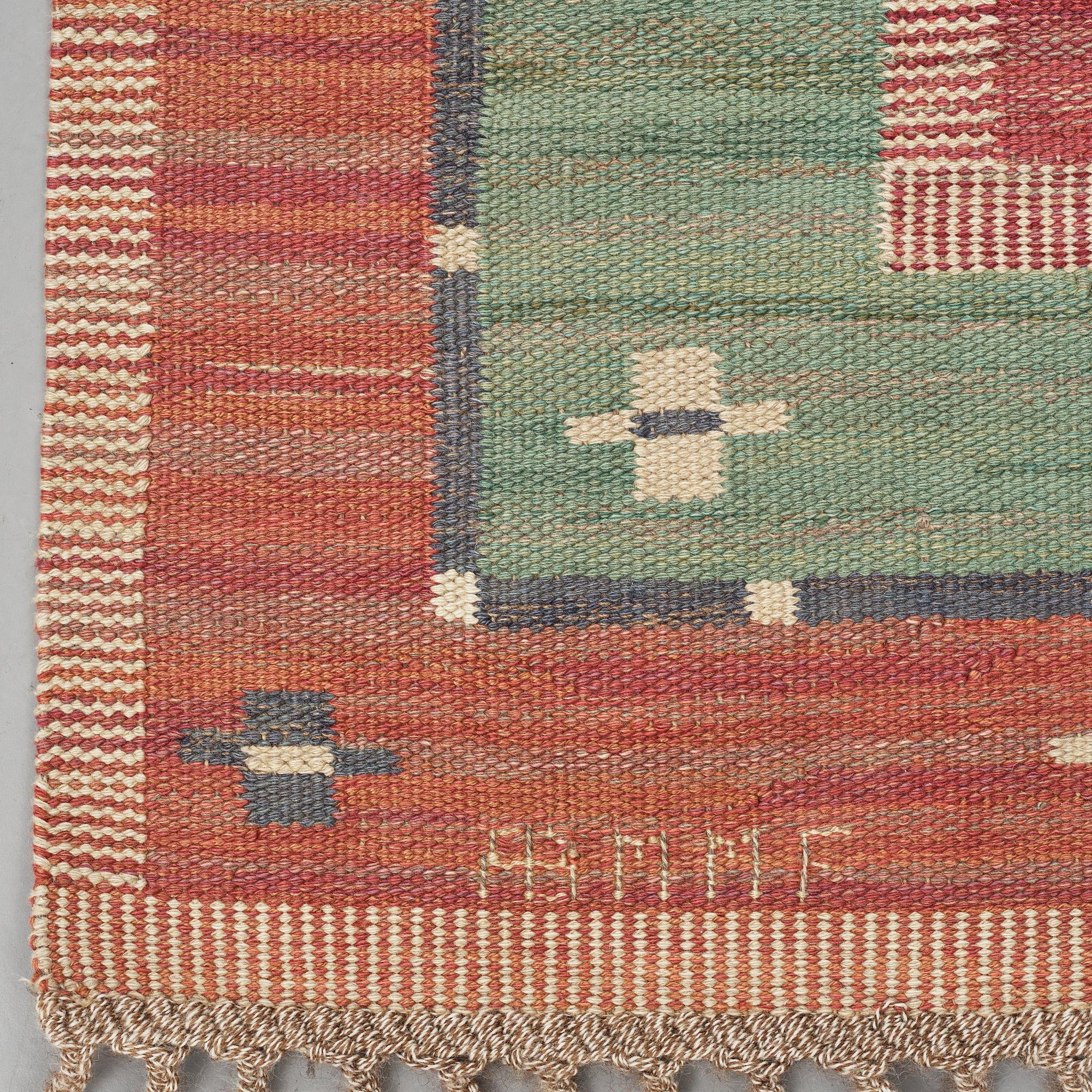 Märta Måås-Fjetterström, Matta, "Röda Bårdmattan", med grönt, rölakan, ca 292-293 x 194-200,5 cm, signerad AB MMF.