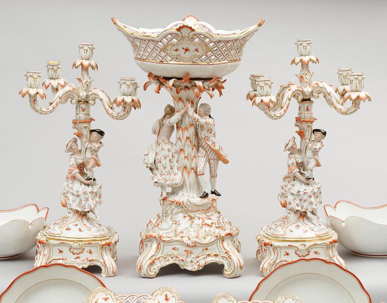 An extensive Meissen service, 19th Century. (150 pieces).