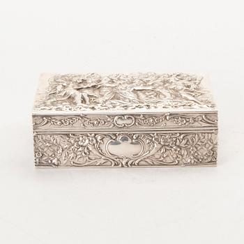 J. L SCHLINGLOFF, a german Hanau early 20th century silver box. Weight 400 gram.