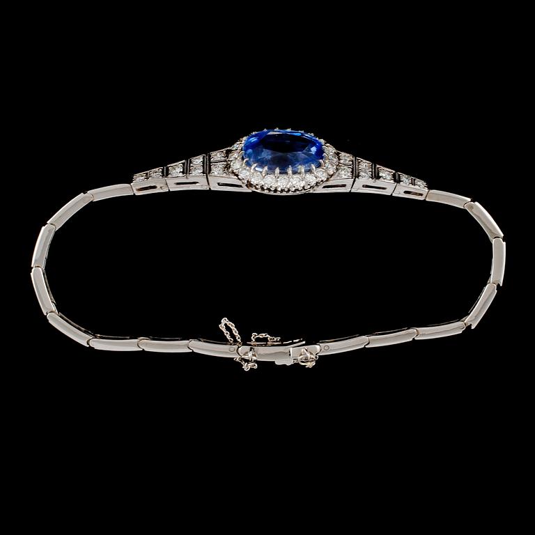 ARMBAND, 18k vitguld med blå safir och 34 briljantslipade diamanter, Gustav Dahlgren & Co, Malmö, 1940. Vikt 10 g.