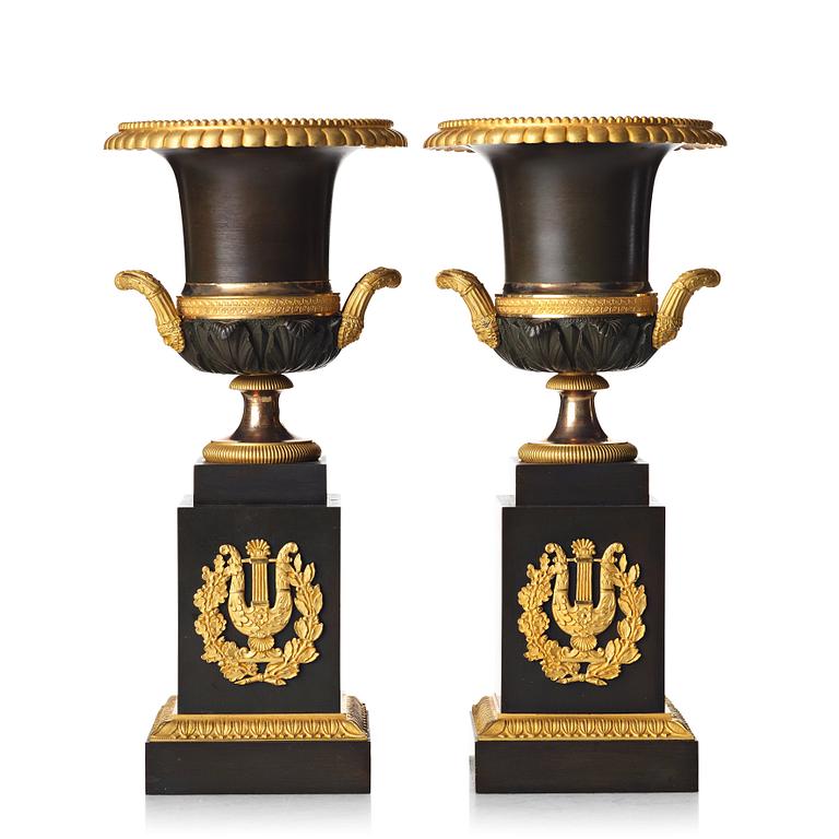 A pair of French Empire urns, beginning of 19th century.