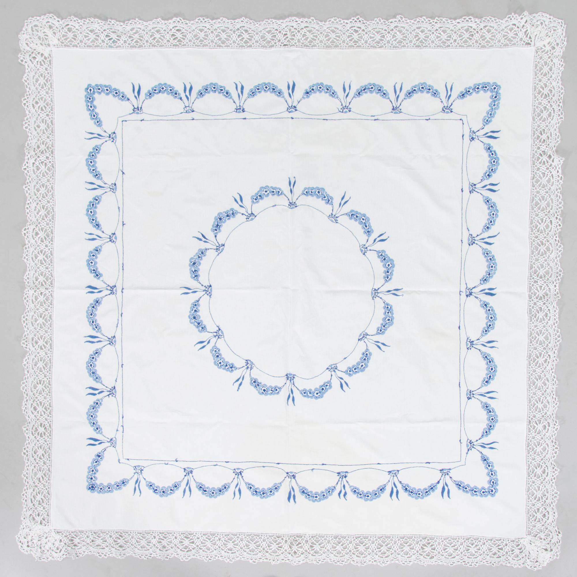 Harriet Bing, astiasto, 110 osaa, "Empire" posliini,  ja pöytäliina, Bing & Grøndahl Tanska.