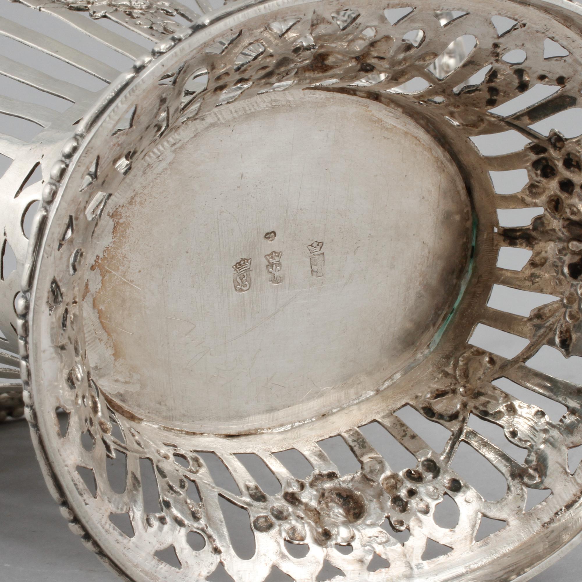 KORG, silver, omkring sekelskiftet 1900. Vikt 385 gram.