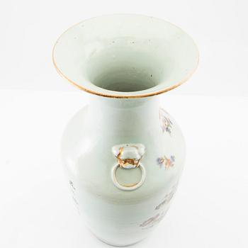 A Chinese vase, 20th century.