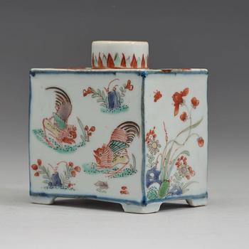 A famille verte porcelain tea caddy, Qing dynasty, Kangxi (1662-1722).