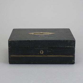 SKRIVSCHATULL, läder och trä, sent 1800-tal.
