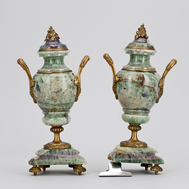 PRYDNADSURNOR med LOCK, sten och mässing. Louis XVI-stil sent 1800-tal.