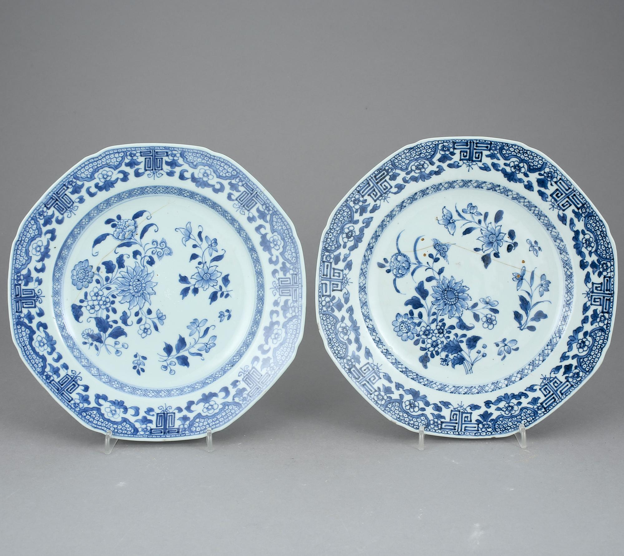 TALLRIKAR, 2 st, porslin, Kina, Qianlong (1736-1795).