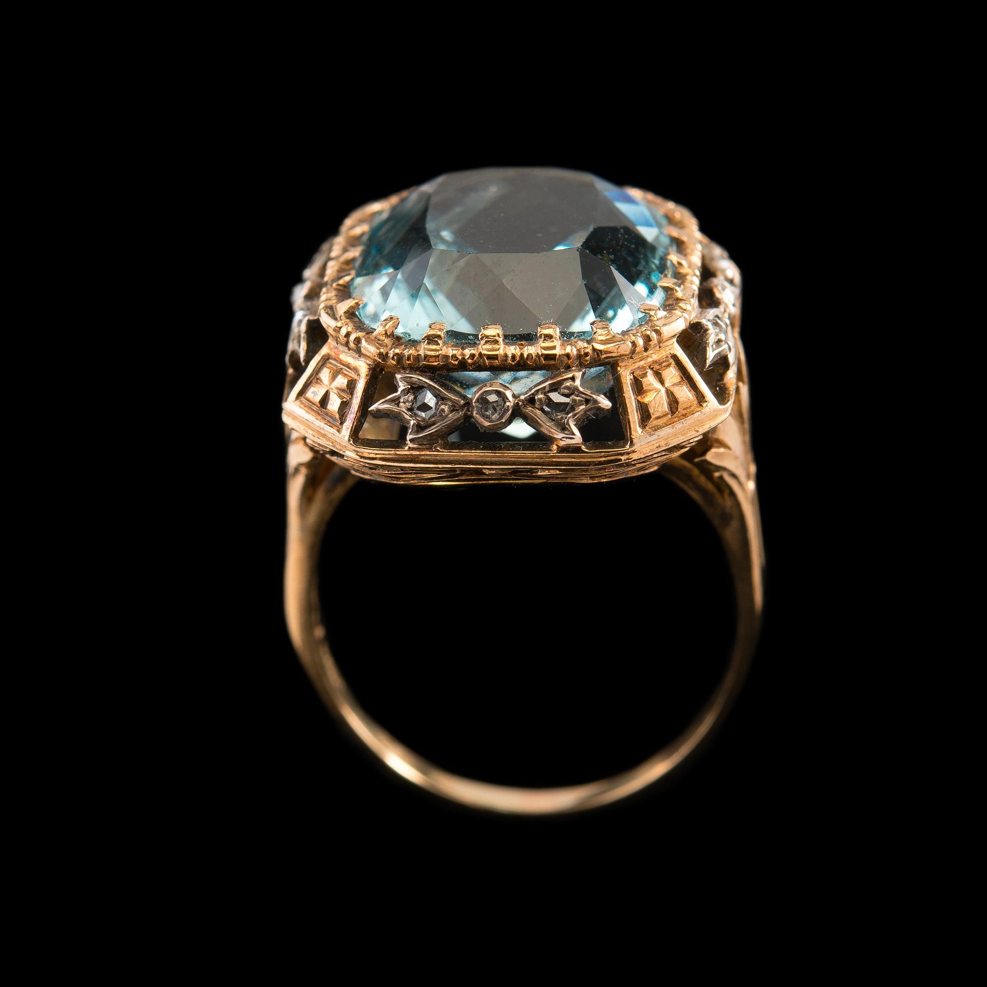 SORMUS, akvamariini n. 14 ct, ruusuhiottuja timantteja. 18K kultaa A. Tillander 1935. Paino 10,5 g.