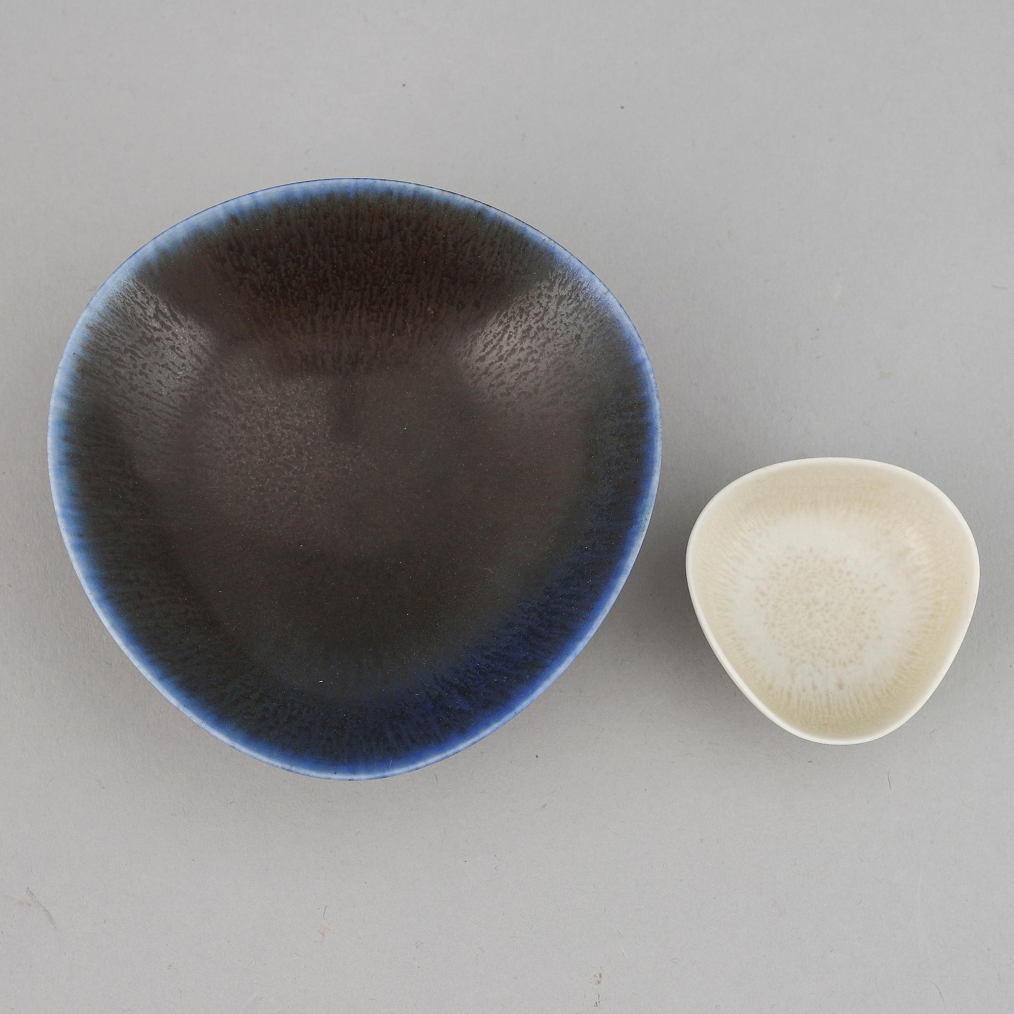 BERNDT FRIBERG, two stoneware miniature dishes, Gustavsberg Studio, 1962.