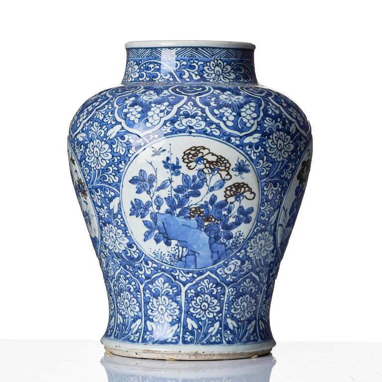 A blue and white and copper red Guan vase, Qing dynasty, Kangxi (1662-1722).