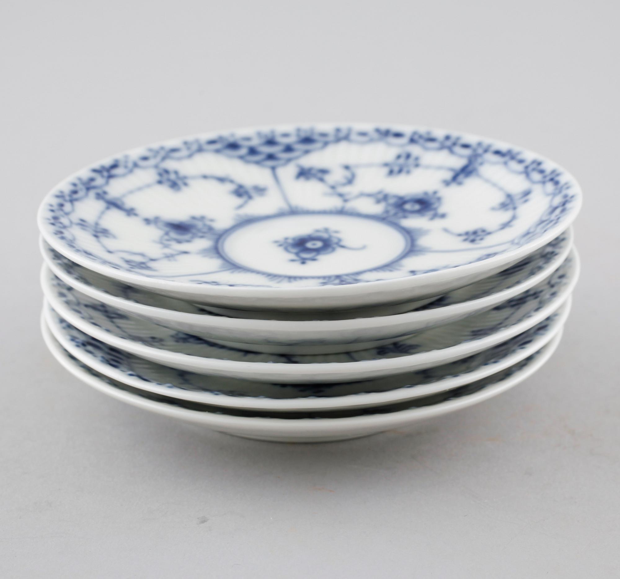 43 pieces of porcelain tableware from Royal Copenhagen, model "Musselmalet",second half of the 20th century.