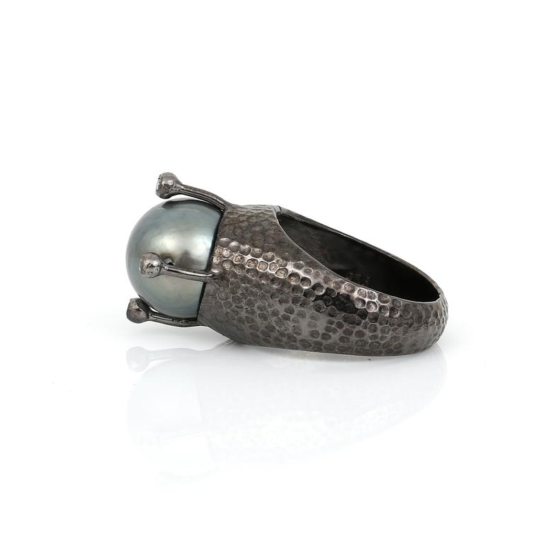 RING, silver med grå South Sea pärla och små diamanter tot ca 0,04 ct. Total vikt 11,67 g.