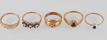 RINGAR, 5 st, 18K guld med åttkantslipde diamanter samt fasettsliapde blå safirer. Vikt 13, 4 gram.
