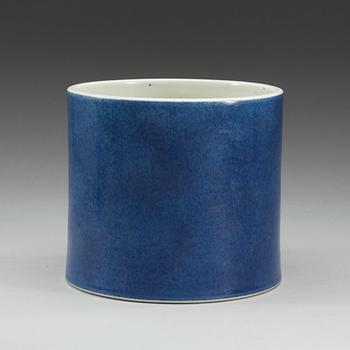 A powder blue brush pot, Qing dynasty, 19th Century.