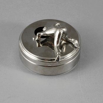 MANSCHETTKNAPPSASK, vitmetall, 1900-talets andra hälft.