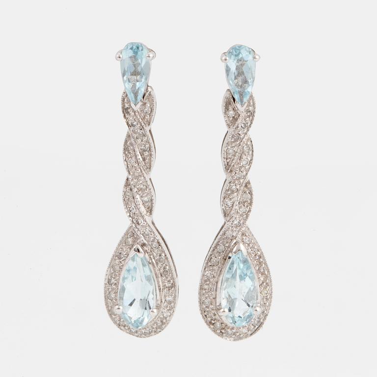 ÖRHÄNGEN, med droppformade akvamariner och åttkantslipade diamanter.
