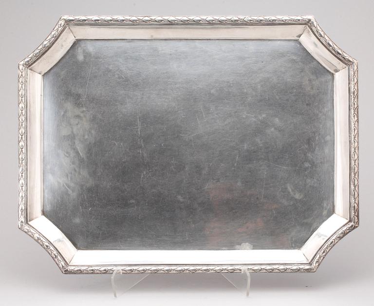BRICKA, silver, CG Hallberg, Stockholm 1912. Vikt ca 1500 gram.