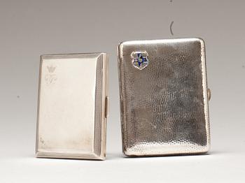 CIGARETTETUIER, silver, två st. 1900-talets mitt. Vikt ca 160 g.