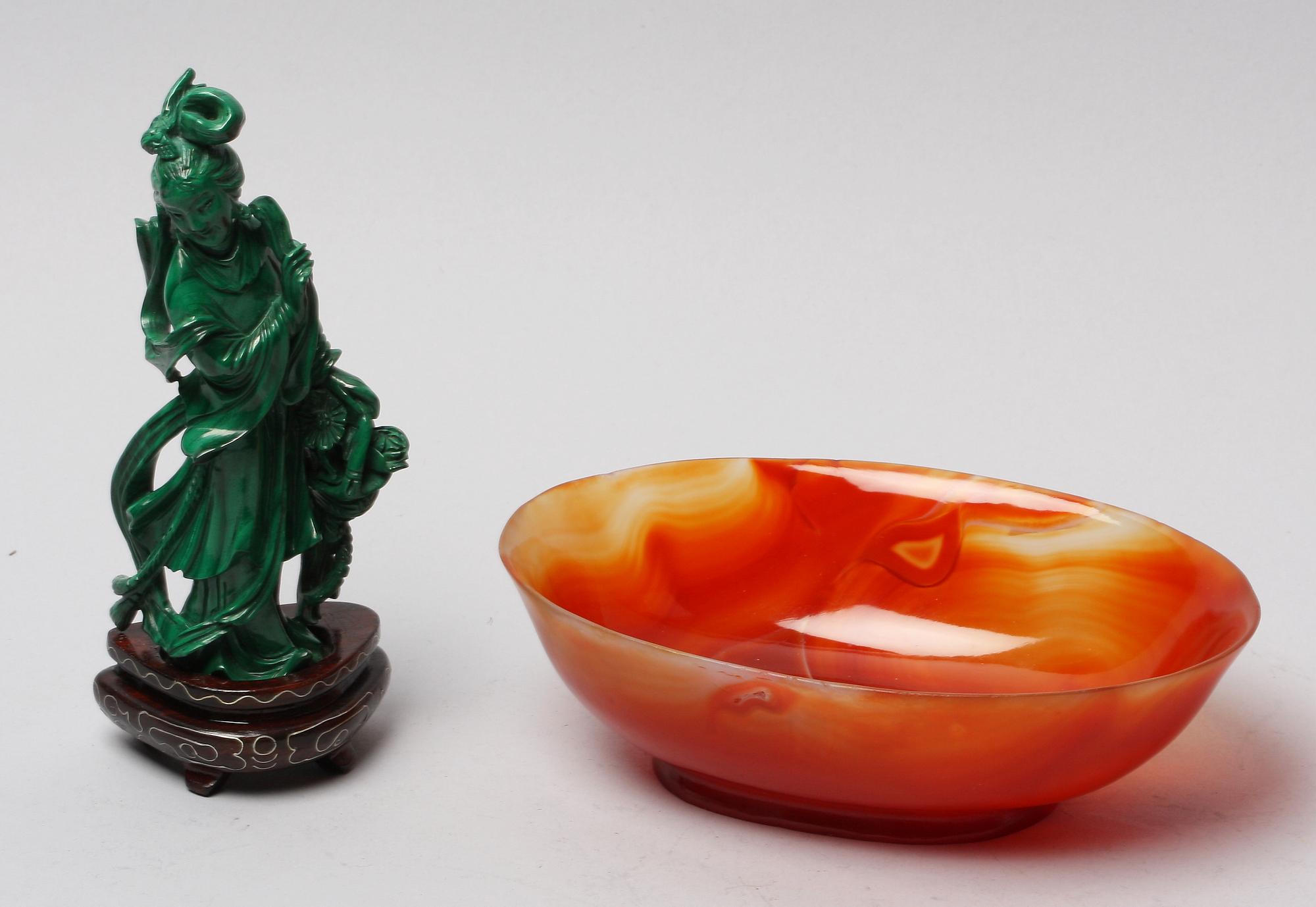 SKÅL samt FIGURIN, agat resp malakit. Orientaliska.