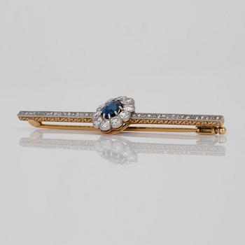 BROSCH, med fasettslipad safir, ca 1.02 ct, samt gammal och rosenslipade diamanter, totalt ca 1.18 ct.