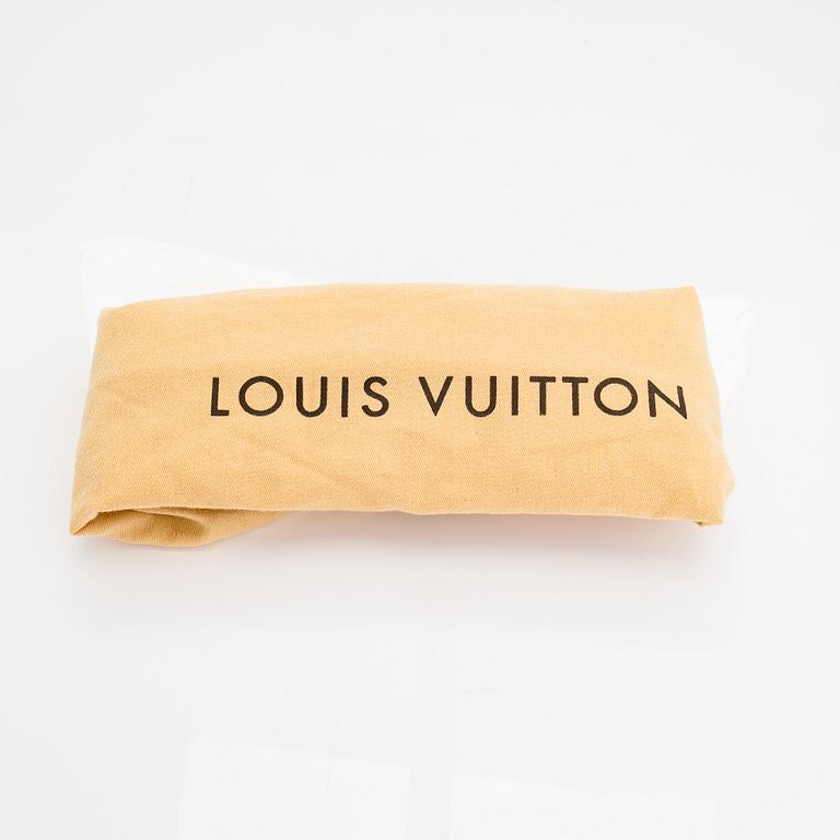 A Louis Vuitton "Beverly MM" bag.