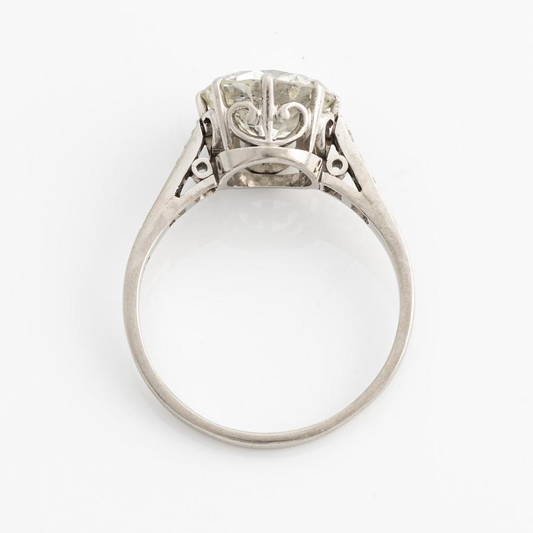 Ring in platinum with an old-cut diamond.