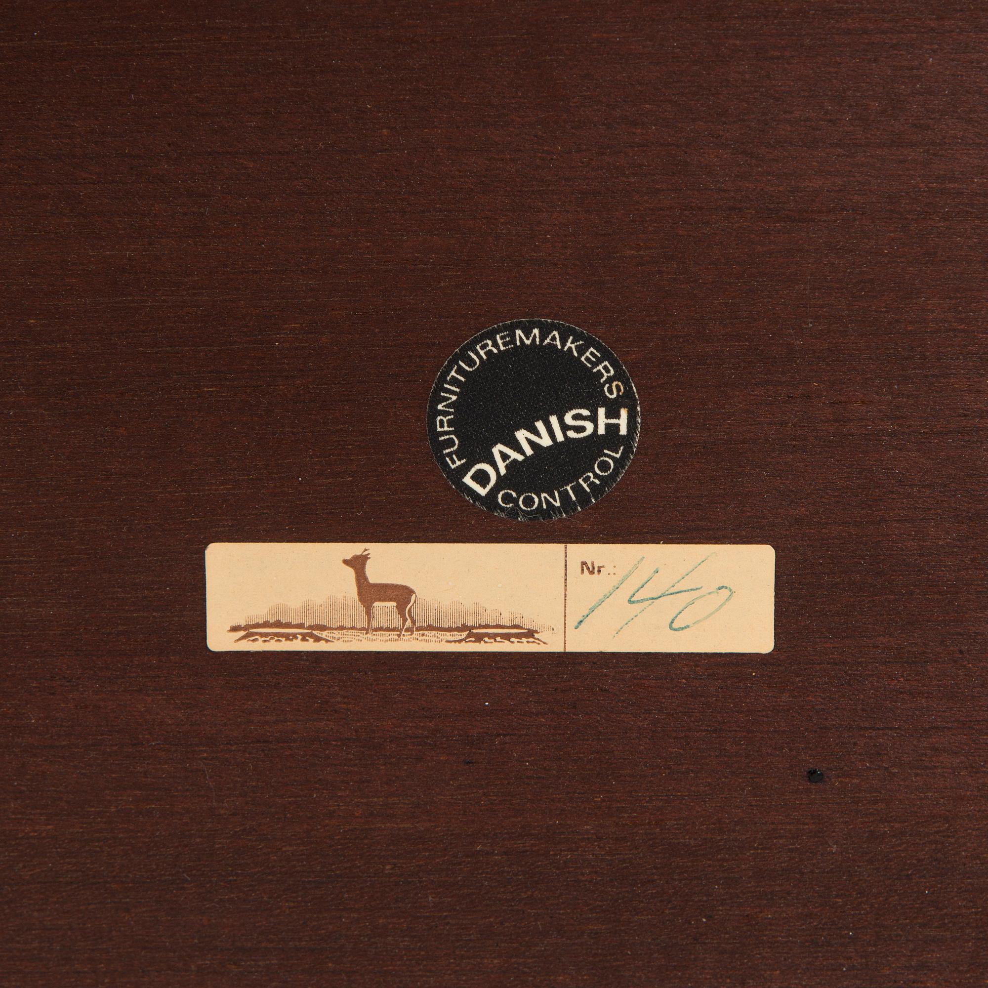 Severin Hansen, sivupöytiä, pari, malli 140, Haslev Møbelfabrik,Tanska, 1900-luvun puoliväli.