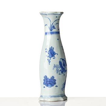 A blue and white pear shaped wall vase, Transition, 17th century.