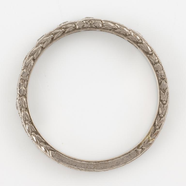 Ring, alliansring platina med åttkantslipade diamanter.