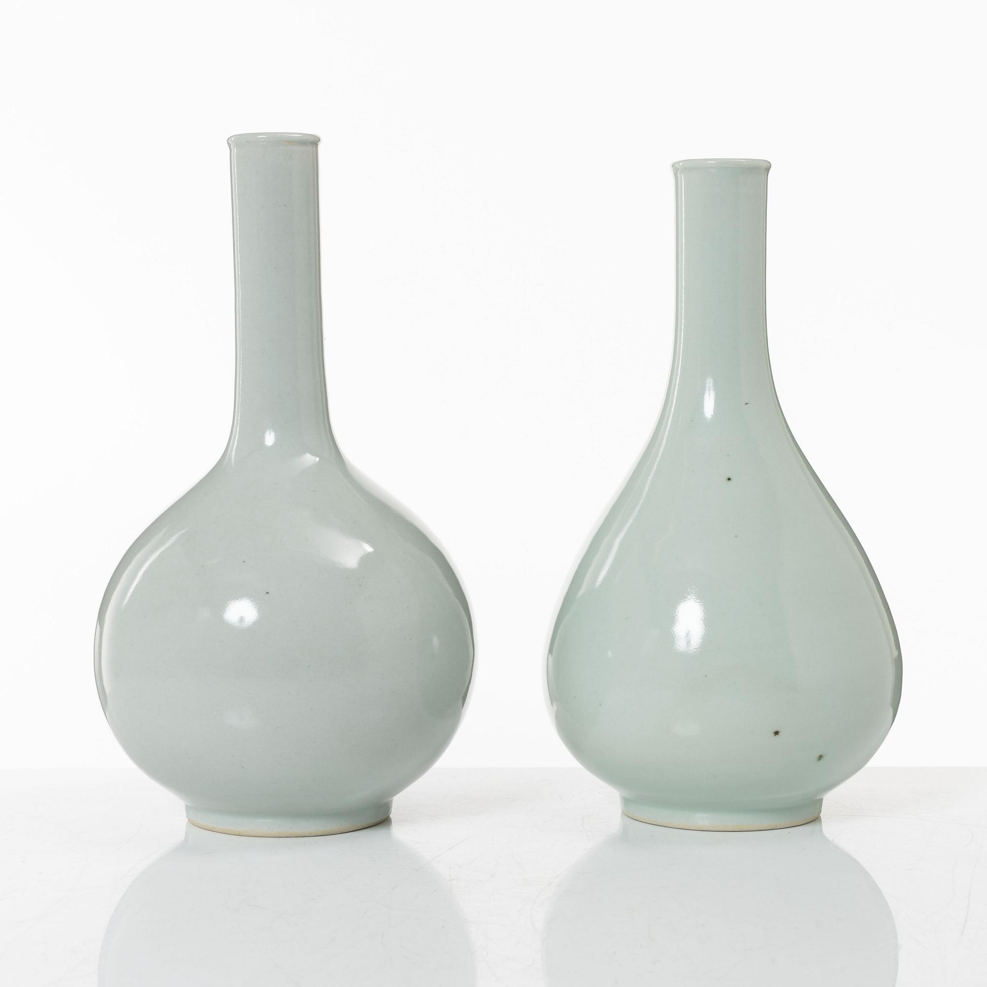 Two porcelain bottles, Japan/Korea, 20th century.