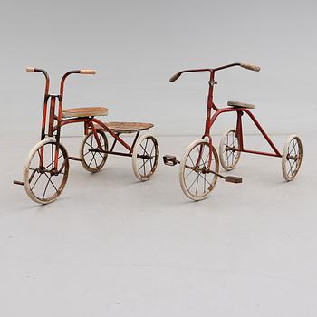 TREHJULINGAR, 2 st, en märkt HJ Johansson, Anderstorp, 1900-talets första hälft.