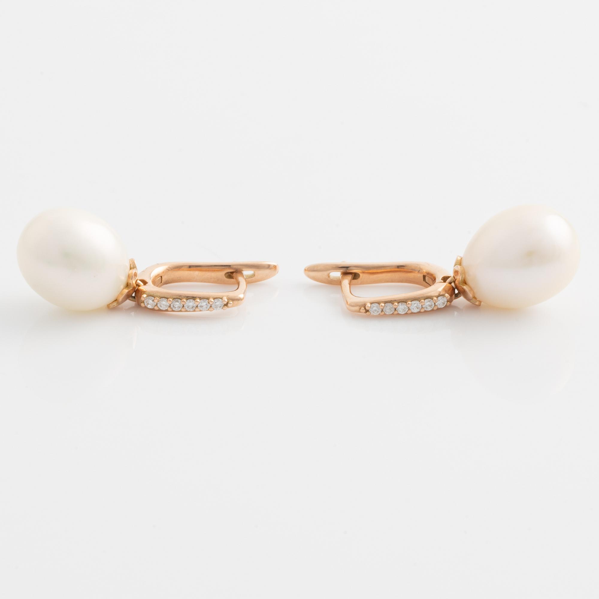 Örhängen med droppformade sötvattenspärlor och briljantslipade diamanter.