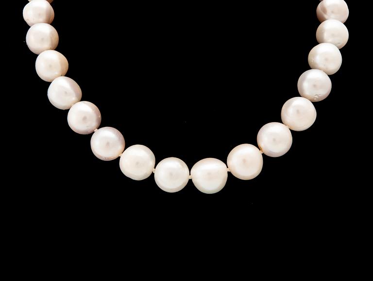 A necklace set with cultured pearls and a 14K white gold clasp, as well as round brilliant-cut diamonds.