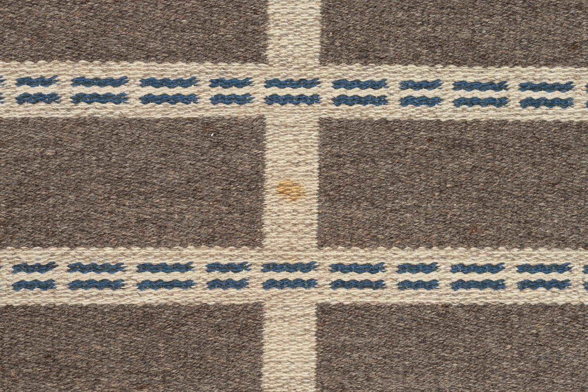 A machine-woven carpet (so-called double-woven), approx. 284 x 202 cm.