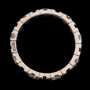 RING, 18 k vitguld, safirer och briljantslipade diamanter tot ca 0.72 ct. Vikt ca 3,2 g.