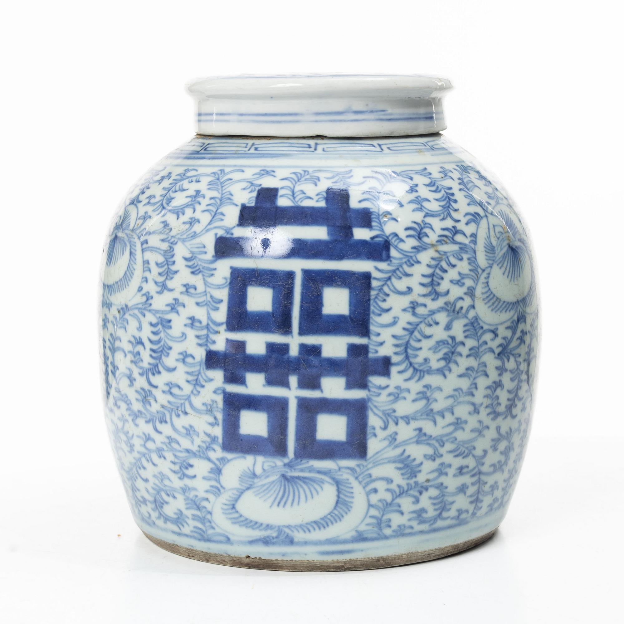 A Chinese blue and white porcelain jar with cover, late Qing dynasty.