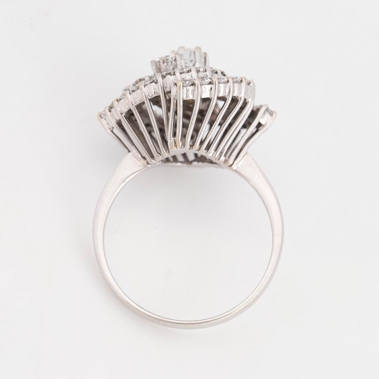 RING, med briljantslipade och åttkantslipade diamanter.