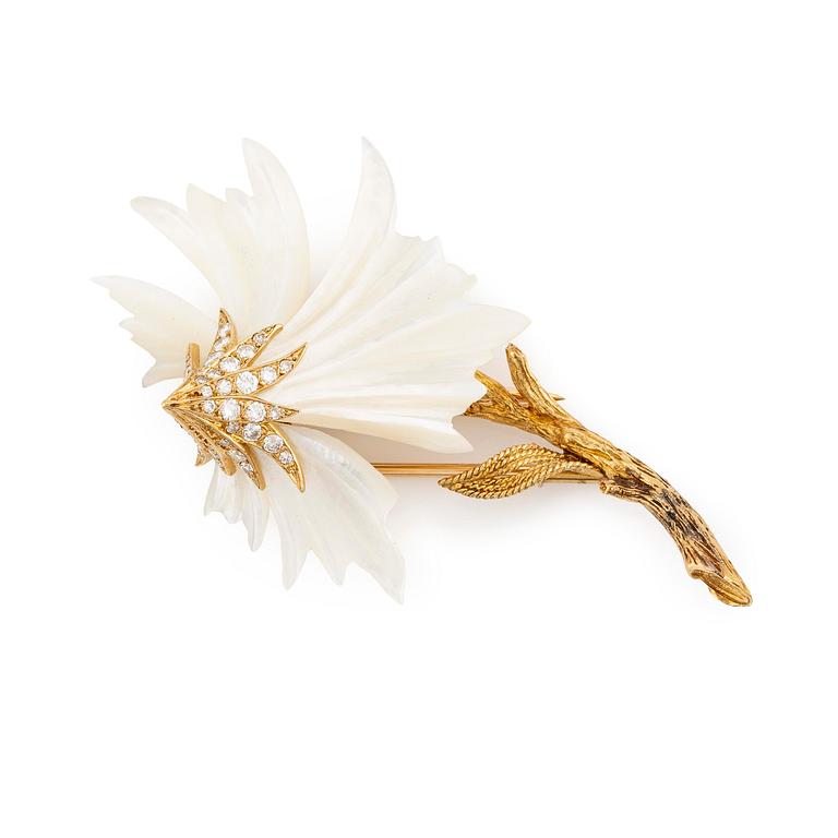 A Sterlé flower brooch in 18K gold and mother-of-pearl set with round brilliant-cut diamonds.